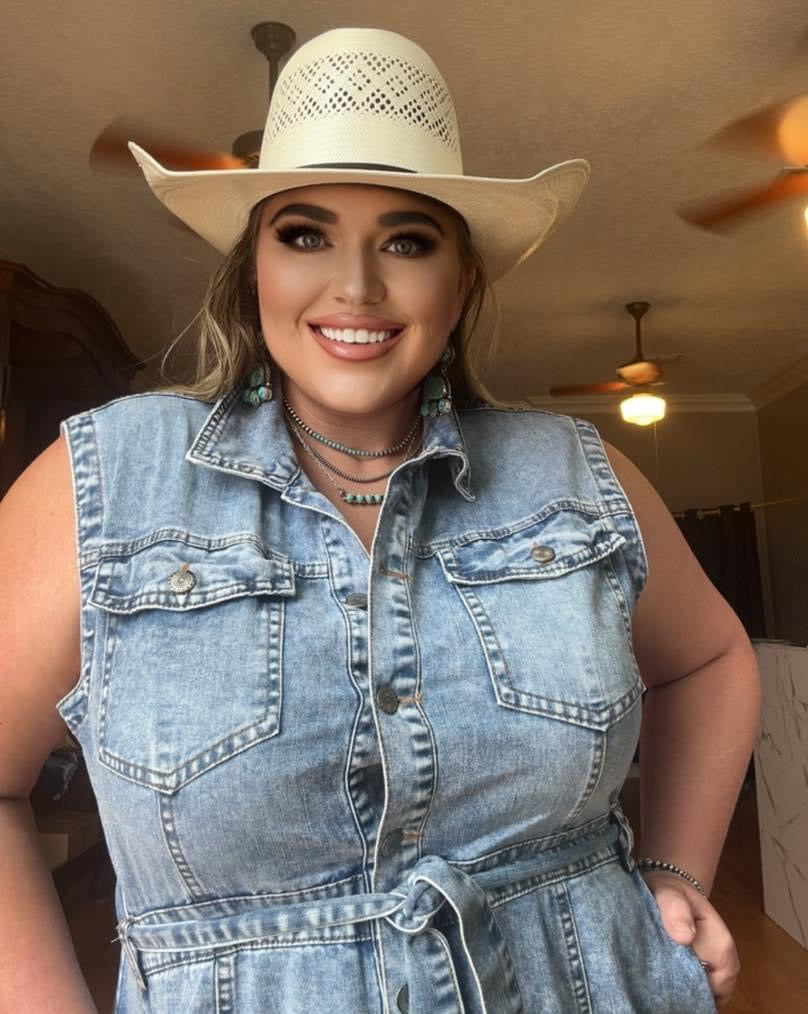 Sleeveless Button Down Dress (Plus)