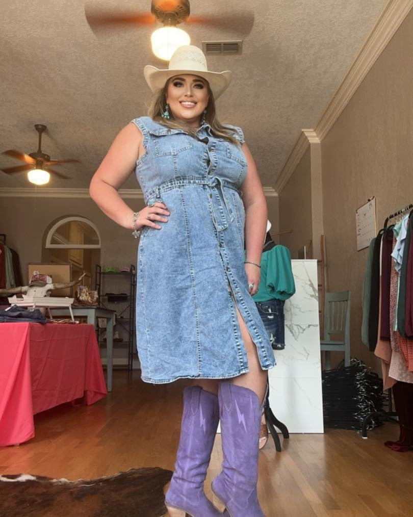 Sleeveless Button Down Dress (Plus)