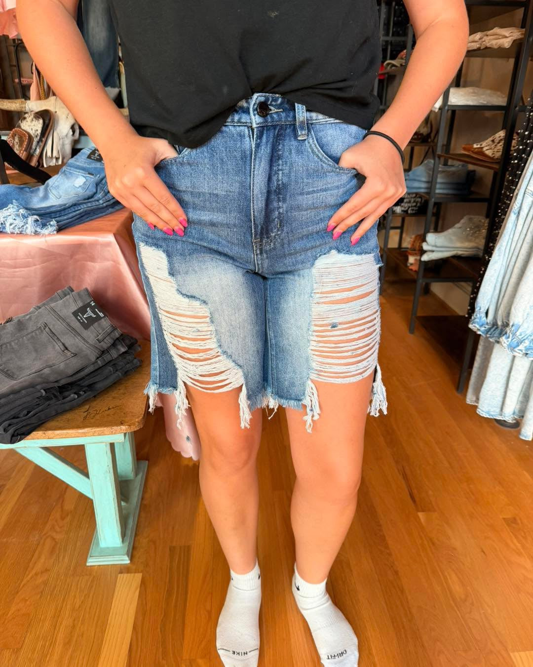 Midwash frayed wide leg shorts