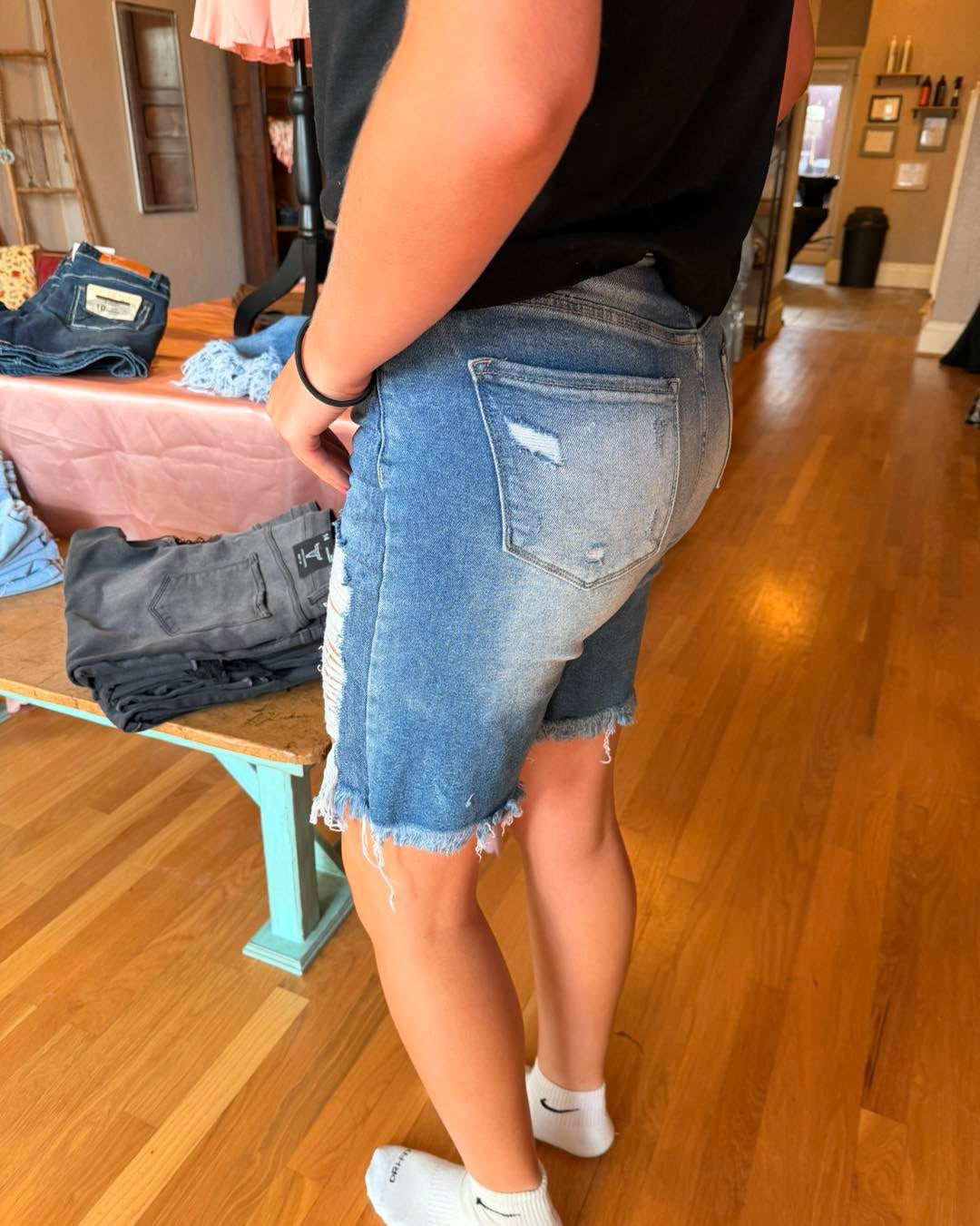 Midwash frayed wide leg shorts